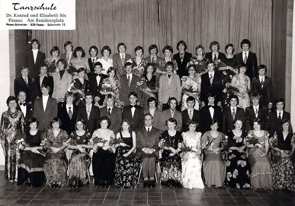 Tanzschule (Wednesday, 01. May 1974) EIn Gruppenbild nach der Tanzschule und ein Klassenphoto aus dem Gymnasium Pocking in der siebten Klasse.