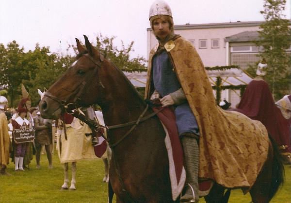 Leonhardiritt Aigen (Wednesday, 01. November 1978) Mein Pferd dreht sich fast ununterbrochen im Kreis und ist super nervös beim Leonhardi Ritt Aigen
