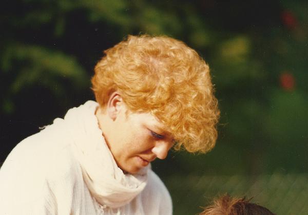 Haarschneiden (Thursday, 31. July 1986) Christine schneidet die Haare von Rudi