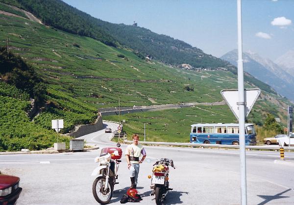 Motorrad in den schweizer Bergen (Saturday, 01. September 1990) Die letzte Fahrt mit meiner Yamaha 400RD zurück nach Rotthalmünster von Grenoble durch die Schweiz. Hans kommt...