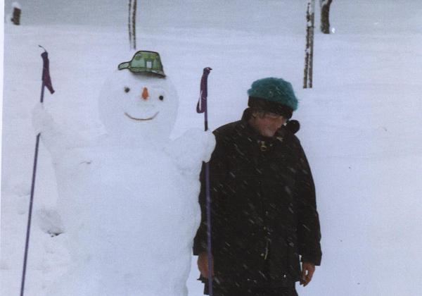 19970101_neige De masse de neige dans le jardin. On decide de faire un bonne-homme de neige.