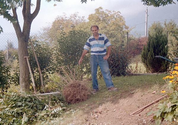 Gartenbilder (Tuesday, 14. January 1997) Bilder vom Garten in Sant Ismier. Einige mit Ahmed und andere mit riessigen Schneemassen.