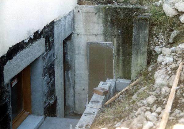 Travaux (Sunday, 01. June 1997) Des travaux à St. Ismier pour acceder la piece du bas et mettre une fenêtre.
