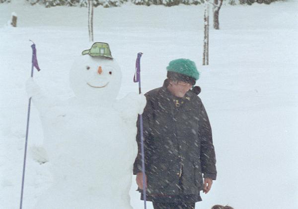Travaux pour la piece en bas et la neige (Tuesday, 03. June 1997) Photos de la neige dans le jardin et d'un bonhomme de neige. Après des photos des travaux pour faire la piece en bas.