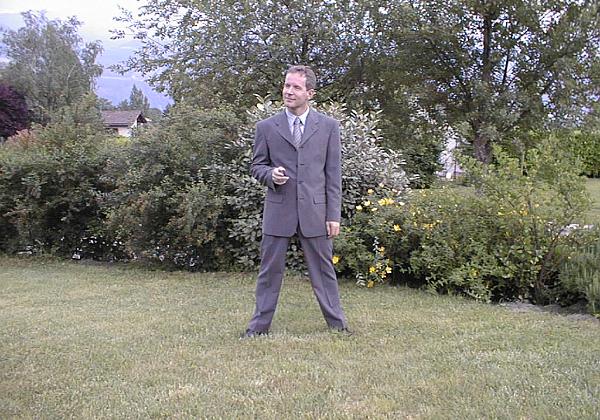 A la maison et chez Bernard (Monday, 07. June 1999) Moi en costume, le jardin, et des photos de Gitano et Danae et du camion de Michel.