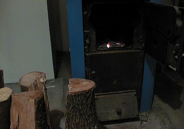 Heating (Friday, 05. January 2001) Without fuel we have to heat with wood.