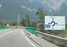 way05 Taversez l'autoroute et allez tout de droit au prochain rond point Ueberqueren Sie die Autobahn und am naechsten Kreisverkehr geradeaus Cross the highway and...
