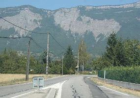 way07 Continue la route toujour tout droit pendant 1 km Die Landstrasse immer gerade aus fuer ca 1 km Follow the road for about 1km