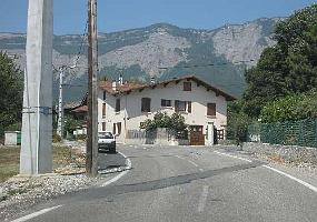 way10 Avant cette maison tournez a droit dans le chemin de Champgros Vor diesem Haus nach rechts in den Chemin de Champgros abbiegen Turn right in front of this house...
