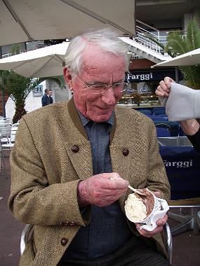 IMGP0463 Kleines Eis zum Nachtisch. Papa kann nicht mal 2 Kugeln Eis aufessen