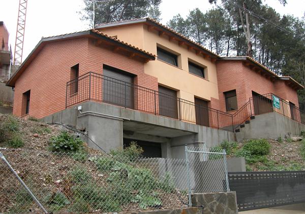 Looking for houses in the Barcelona area (Thursday, 26. February 2004) Some houses to buy in the Barcelona area. We looked at two houses in La Floresta today, One is brand new and the other...