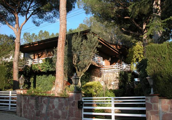 Houses in Cerdanyola and Calders de Montbui (Friday, 27. February 2004) We have two apointments. The house in Cerdanyola has a great view and the house in Calders has a wonderful garden.