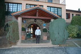 DSC_0018 Dieter at the hotel entrance