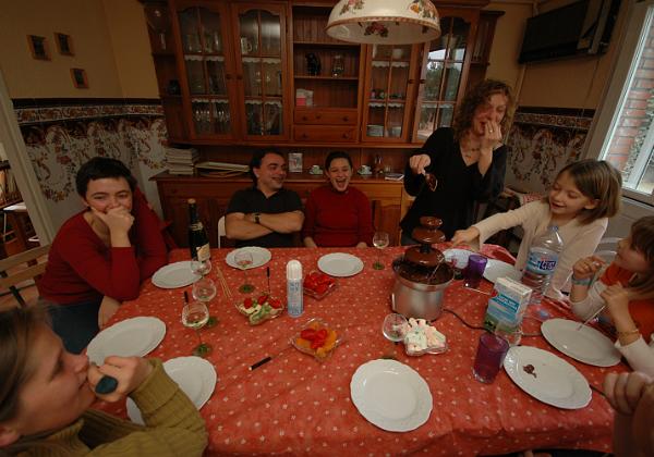 Une raclette en hiver (Monday, 22. January 2007) Nuria, Peter, Ona, Emma, Evelina, Valenti, David, Natalie, Anne-Cécile et Jörg pour manger une raclette et après un...