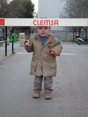 Vor dem Büro von Papa und Mama
