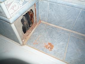 P1090703 Angebohrte Ablage hinter der Badewanne leider völlig massiv