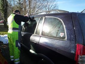Luftkissen und ein Draht und das Auto ist offen.