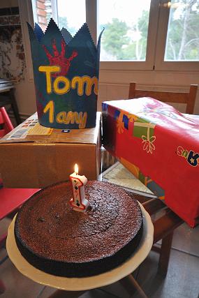 Tom hat heute ein Jahr
