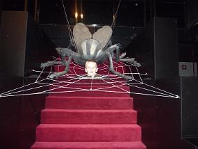 David's Kopf schwebt über der Treppe