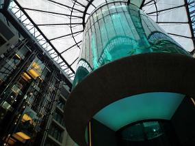 Ein Riesen Aquarium in der Hotel Lobby
