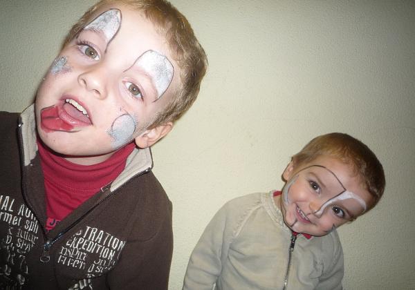 Tom et David (Thursday, 13. January 2011) David et Tom ont le visage peint.