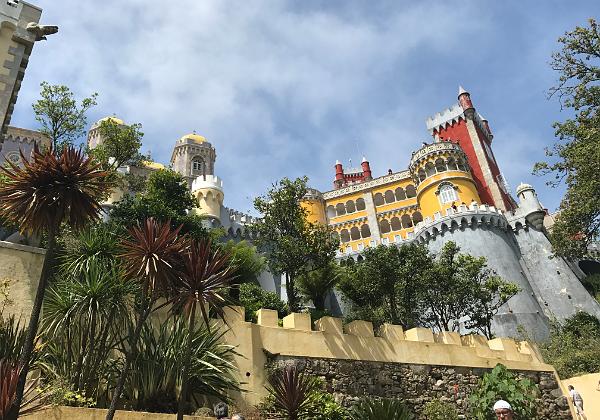Sintra (Tuesday, 22. August 2017) Sintra is beautiful but too many tourists. The children love the tucktuck.