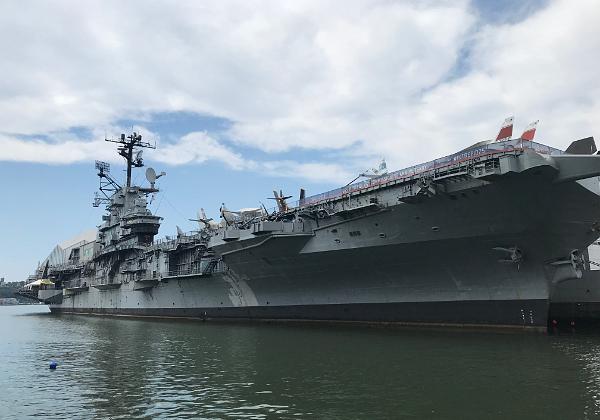 NY (Sunday, 15. July 2018) -Again a lot of walking around including a visit of the Aircraft Carrier Intrepid.