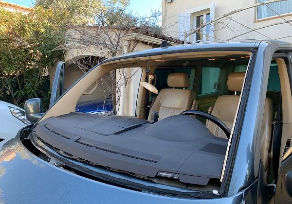Manosque (Thursday, 10. February 2022) Some random photos in Manosque. A car without windshield.