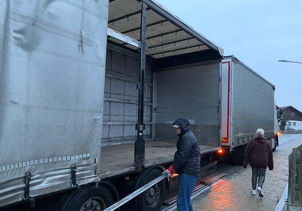 Umzug von Pattenham nach Bellaterra (Saturday, 12. February 2022) Mit Hilfe von vielen Freunden und Bekannten organizieren wir den Umzug einiger Möbel von Pattenham nach Bellaterra